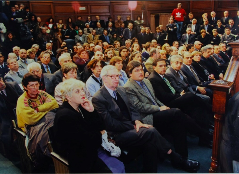 Eric
J. Hobsbawm entre el público asistente a su homenaje realizado por la
Universidad de la República durante su visita a Uruguay 