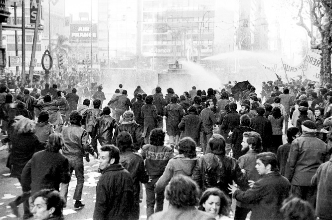 Manifestación contra el golpe de Estado, Avda 18 de Julio, 9 de julio de 1973. https://issuu.com/cmdf/docs/fui-testigo