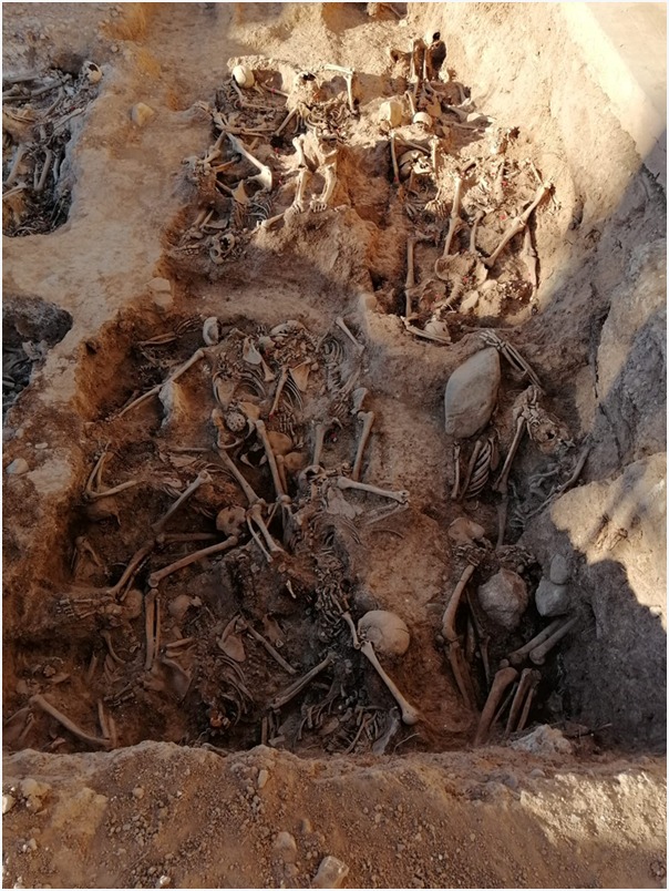 Restos de víctimas en las fosas del cementerio de Belchite